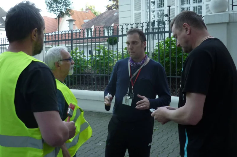 Pracownicy ambasady intereniują w trakcie happeningu KOD
