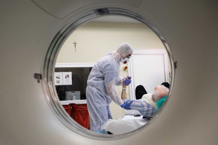 Mniej zakażeń w świątecznym raporcie o epidemii.