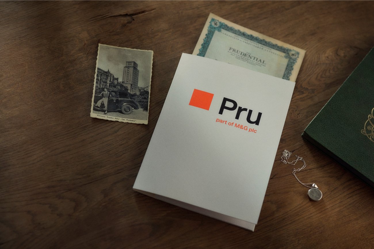 Prudential, jedno z najstarszych towarzystw ubezpieczeniowych w Polsce, zmieniło branding: logotyp, szatę graficzną dokumentów, stronę internetową i wystrój stacjonarnych placówek. Teraz firma funkcjonuje pod nazwą Pru
