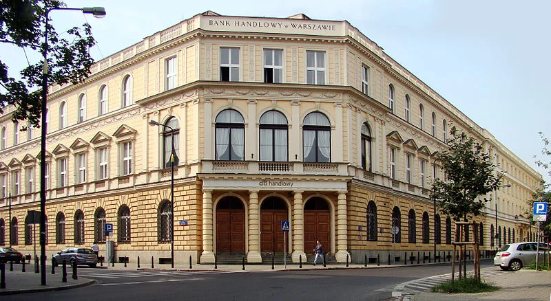 Historyczna siedziba Banku Handlowego przy ul. Traugutta 7/9 w Warszawie.