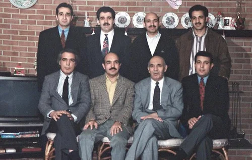 Klan Karzajów 
Od lewej stoją: Szah Wali Karzaj; Ahmed Wali Karzaj; Hamid Karzaj - obecny prezydent, Abdul Wali Karzaj. siedzą: Abdul Ahmad Karzaj; Qajum Karzaj; Abdul Ahad Karzaj (ojciec) oraz Mahmud Karzaj