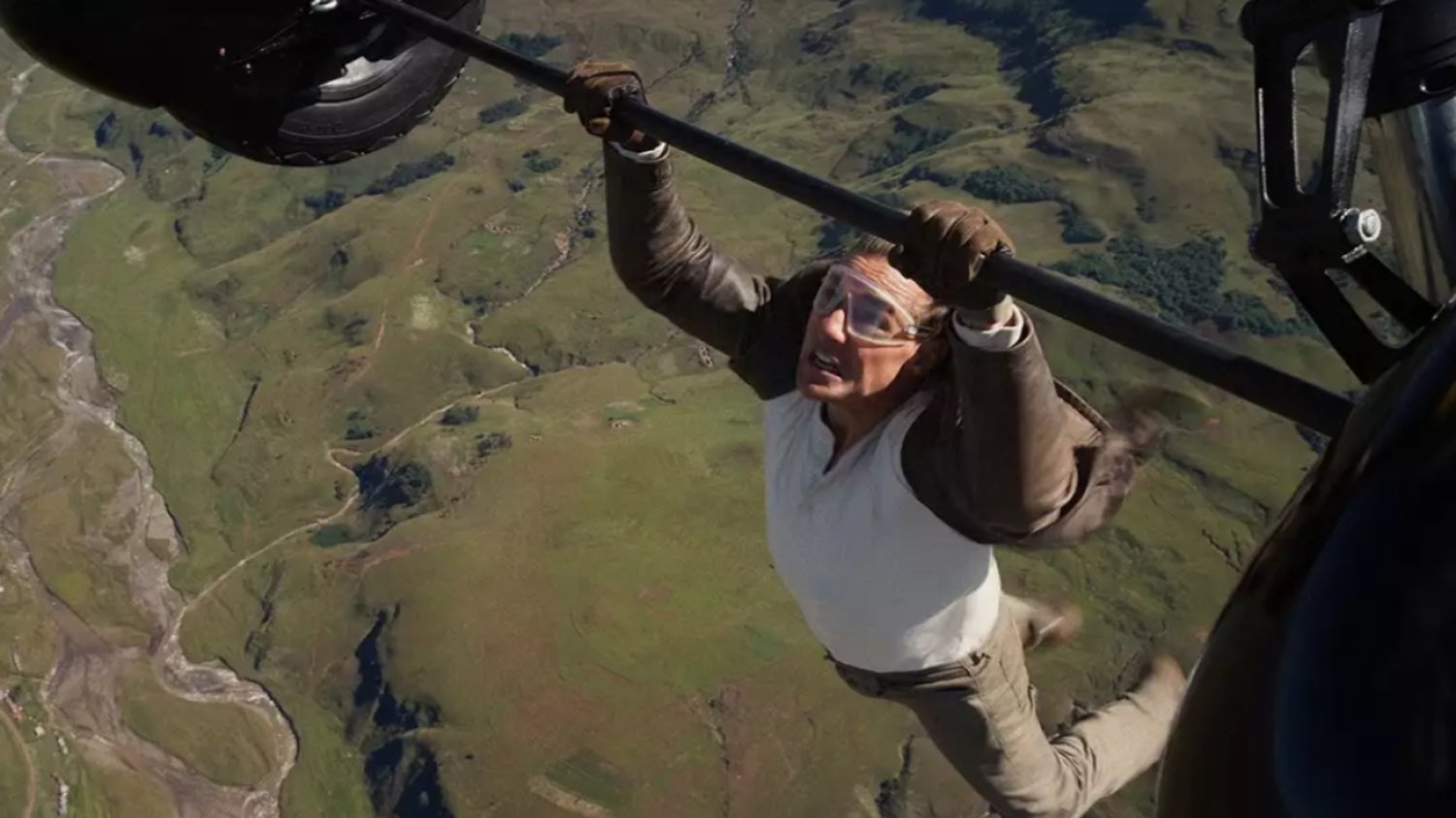 Wyczyn Toma Cruise'a w Księdze Rekordów Guinnessa. Za skoki z płonącym spadochronem Tom Cruise w Księdze Rekordów Guinnessa. W tle sceny z "Mission Impossible"