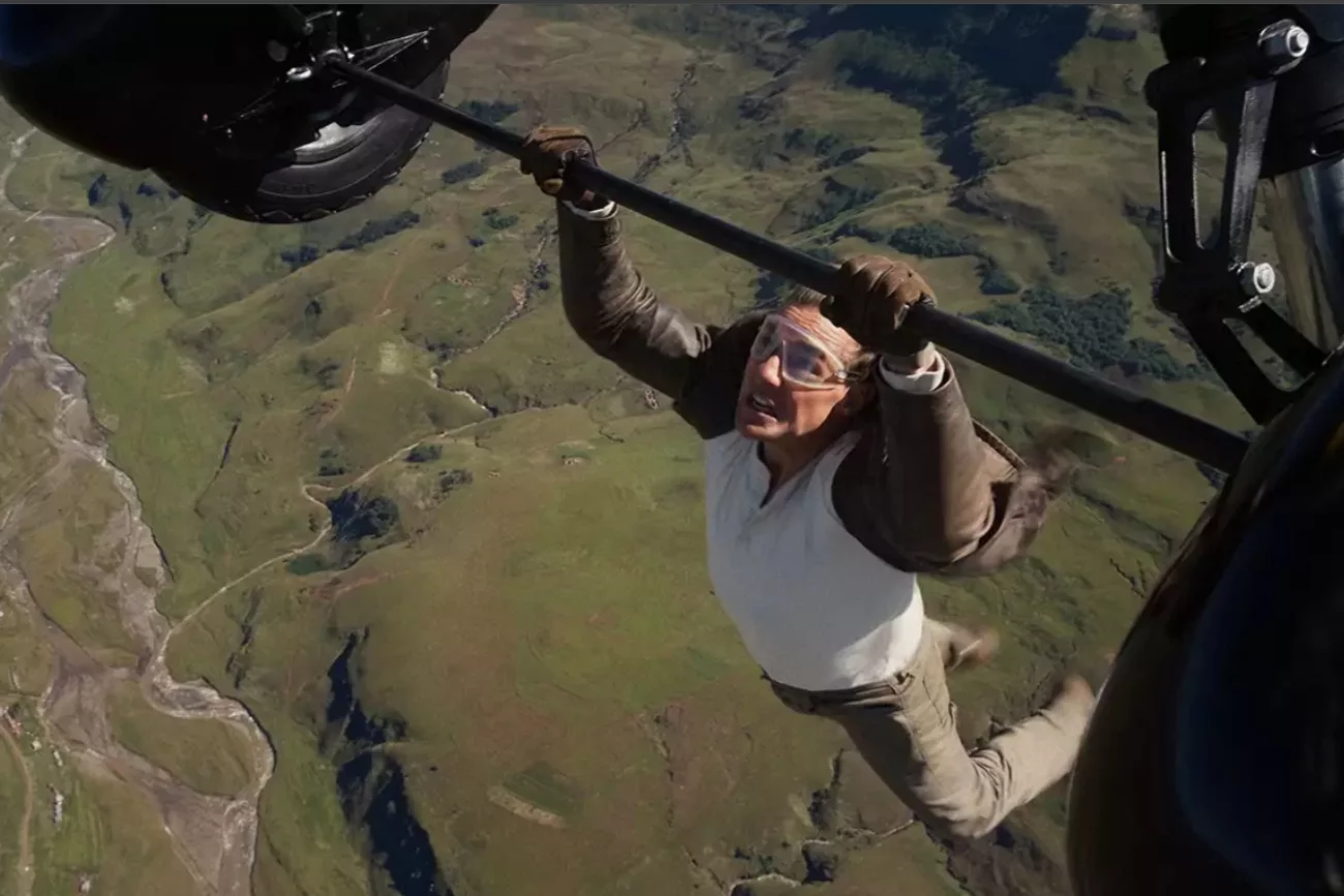 Wyczyn Toma Cruise'a w Księdze Rekordów Guinnessa. Za skoki z płonącym spadochronem Tom Cruise w Księdze Rekordów Guinnessa. W tle sceny z "Mission Impossible"