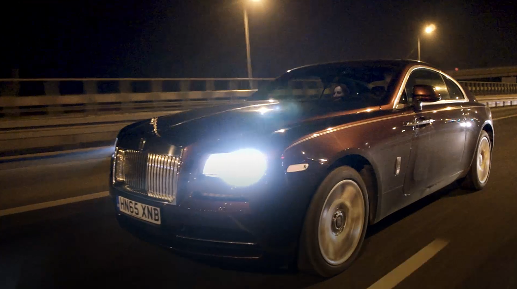 Rolls-Royce Wraith ma pod maskę 632 konie mechaniczne.