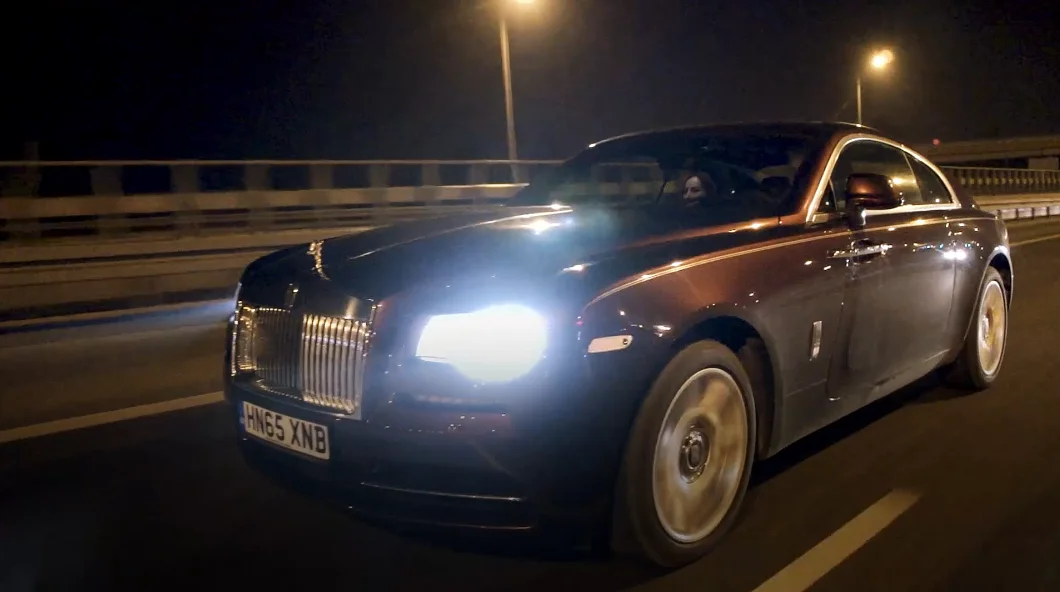 Rolls-Royce Wraith ma pod maskę 632 konie mechaniczne.