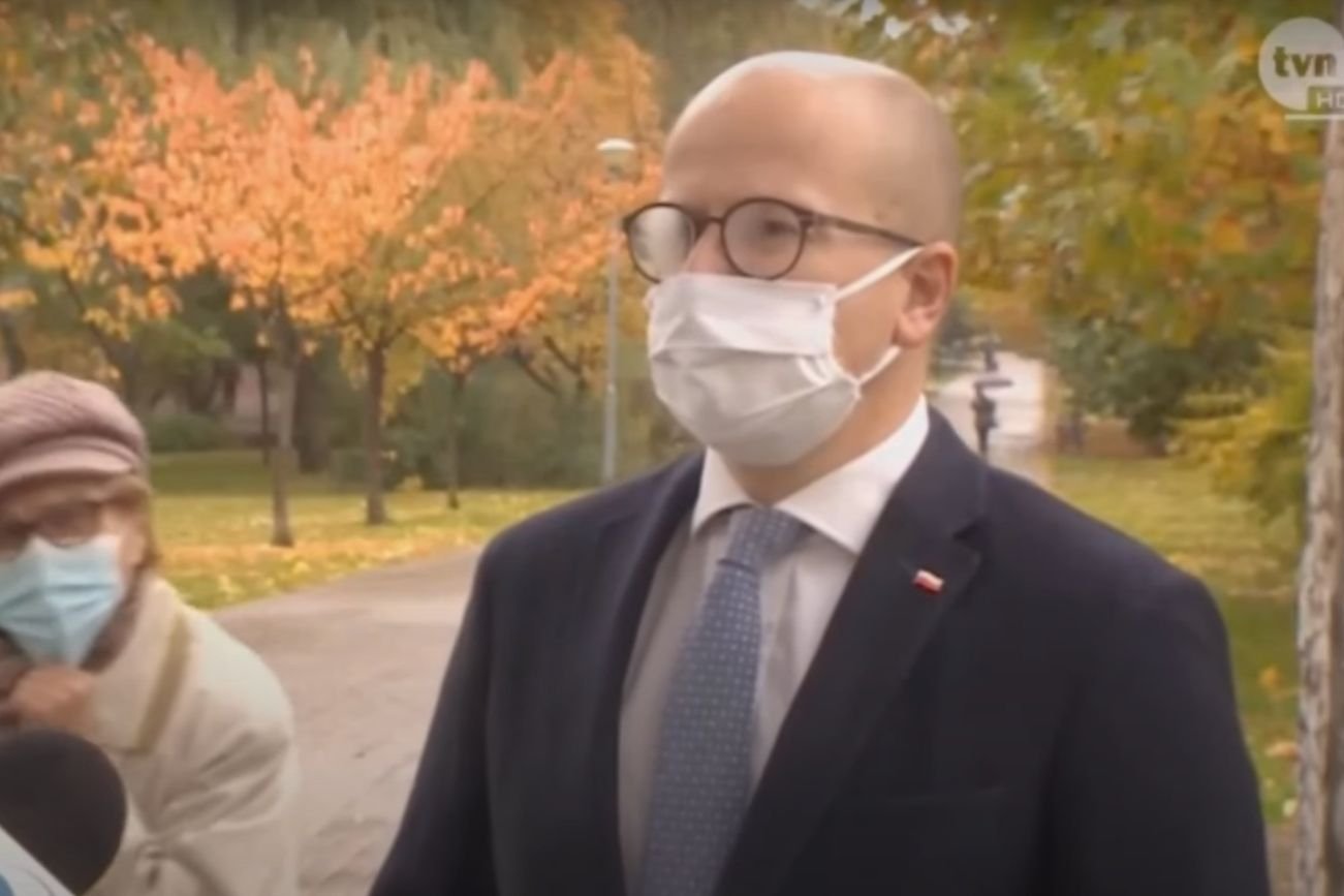 Bartłomiej Wróblewski z PiS został zaskoczony na antenie TVN24 przez starszą panią.