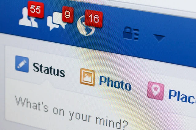 Facebook przechowuje długoterminowo informacje o tym, kto zignorował nasze zaproszenie do grona znajomych.