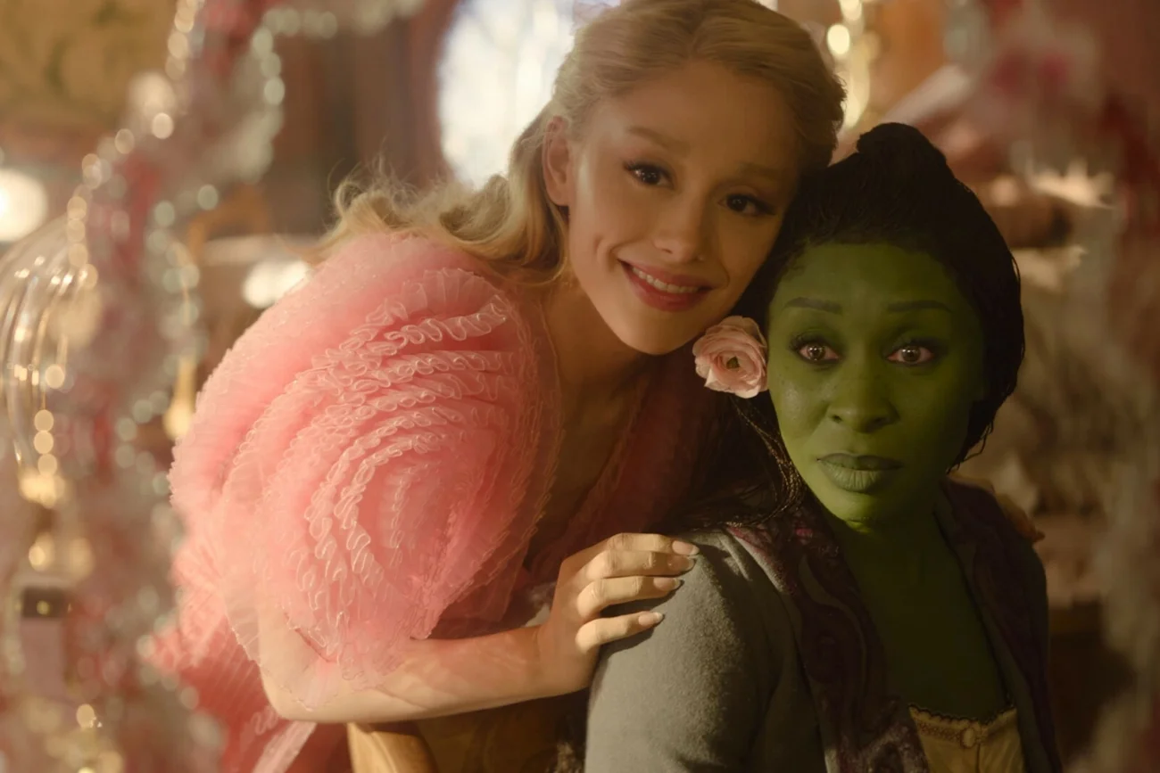 Ariana Grande i Cynthia Erivo w filmie "Wicked".