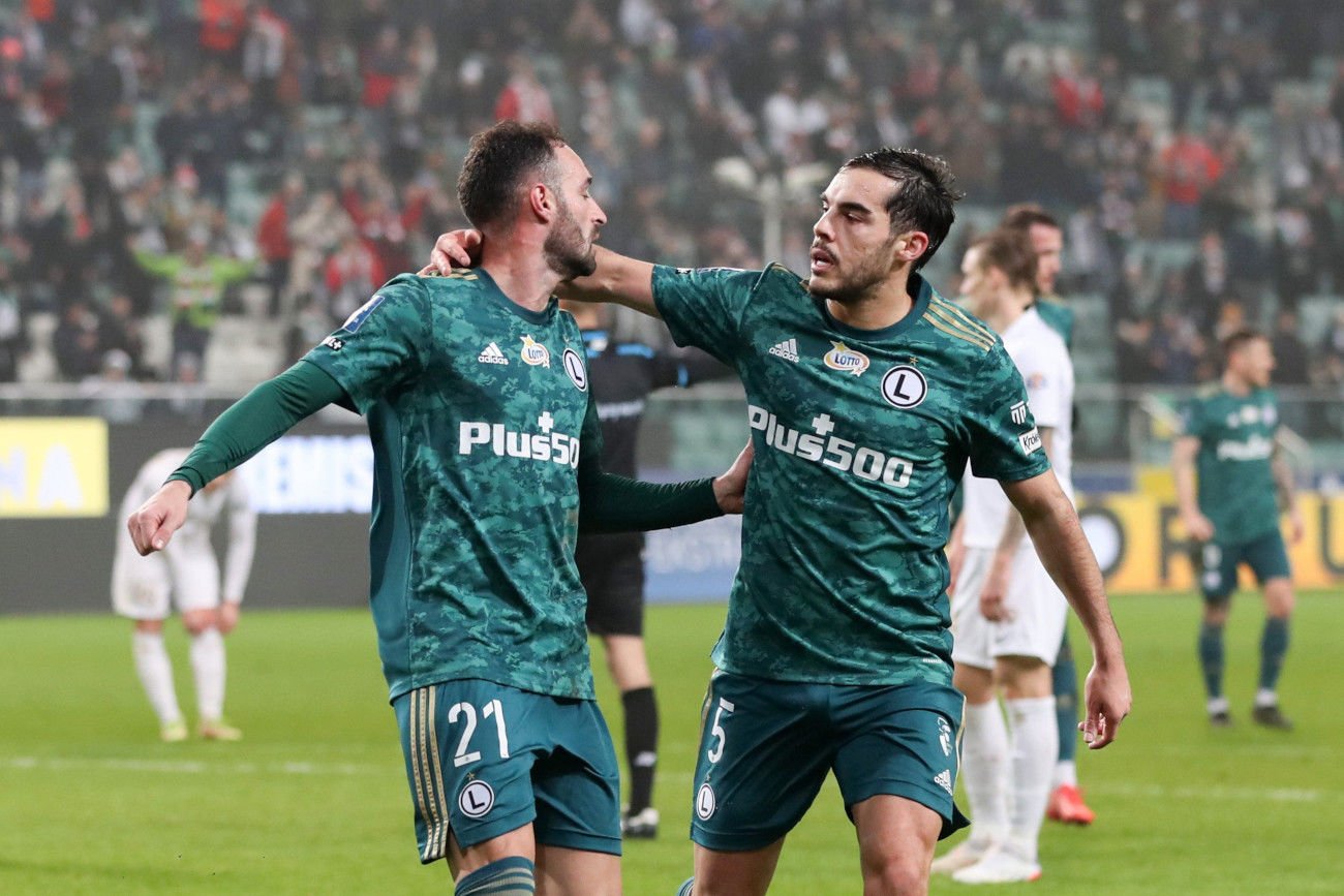 Rafael Lopes (po lewej) dwukrotnie pokonał bramkarza Zagłębia Lubin, dając mistrzom Polski komfort w środowym meczu.