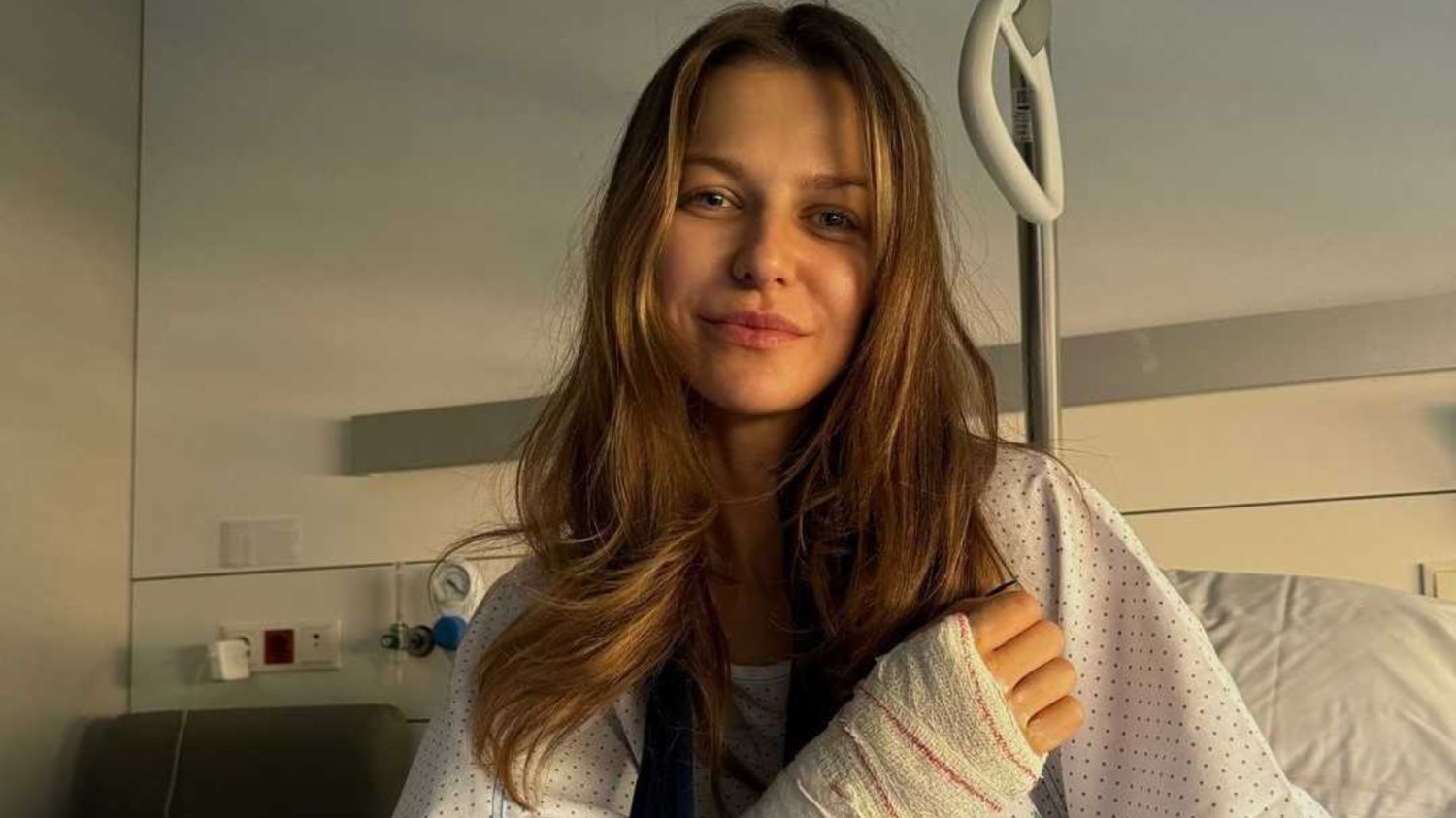 Anna Lewandowska trafiła do szpitala. Wiadomo, co dolega znanej trenerce fitness. Anna Lewandowska trafiła do szpitala. Ma problemy z ręką.