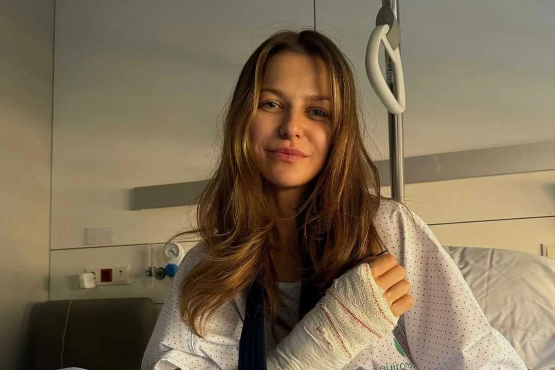 Anna Lewandowska trafiła do szpitala. Wiadomo, co dolega znanej trenerce fitness. Anna Lewandowska trafiła do szpitala. Ma problemy z ręką.
