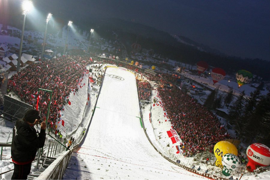 Miłośnicy Tatr pokazali szaleństwo pomysłu organizacji Sylwestra pod Wielką Krokwią.