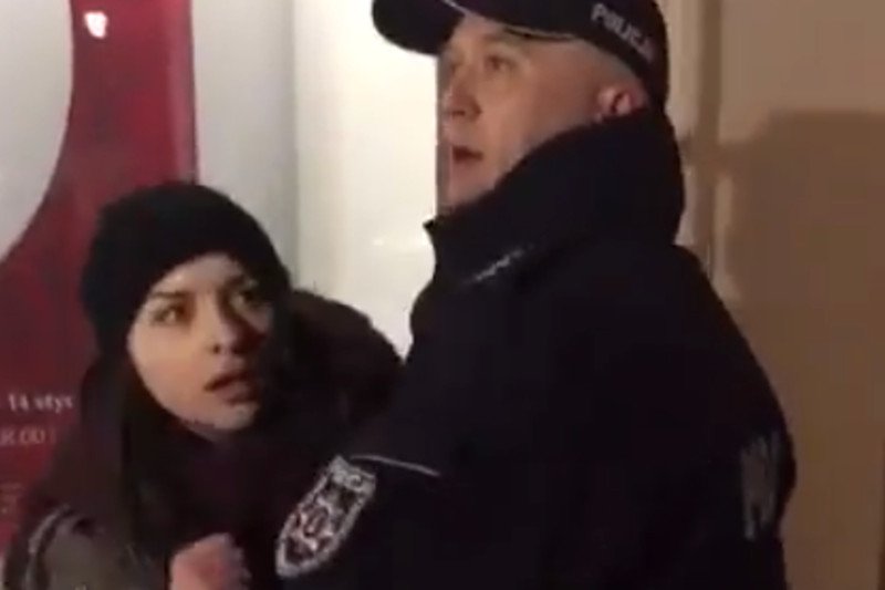 Policja użyła dziś siły wobec osób protestujących przed Pałacem Prezydenckim i przed gmachem Parlamentu.