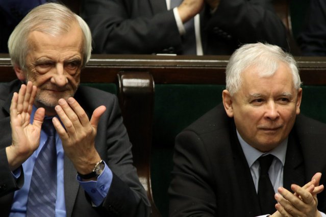 Wicemarszałek Ryszard Terlecki zaprezentował osobliwe zachowanie w obecności posła Kaczyńskiego i dziennikarzy.