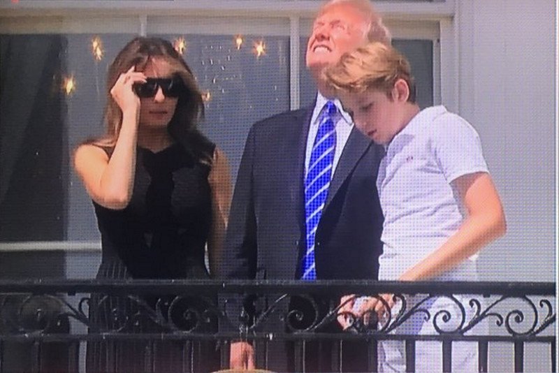 Donald Trump ogląda zaćmienie Słońca.