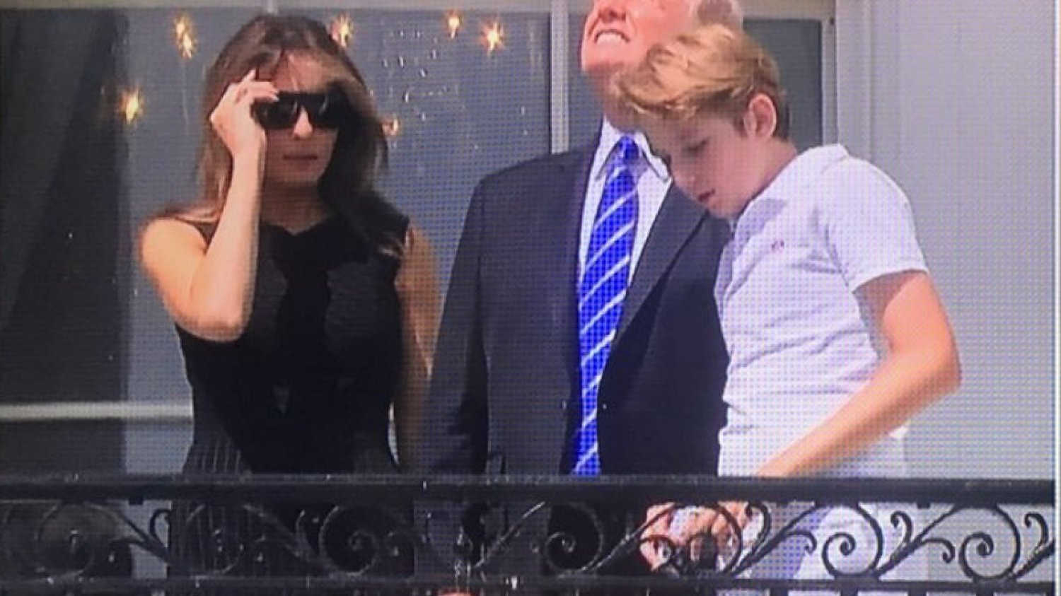 Donald Trump ogląda zaćmienie Słońca.