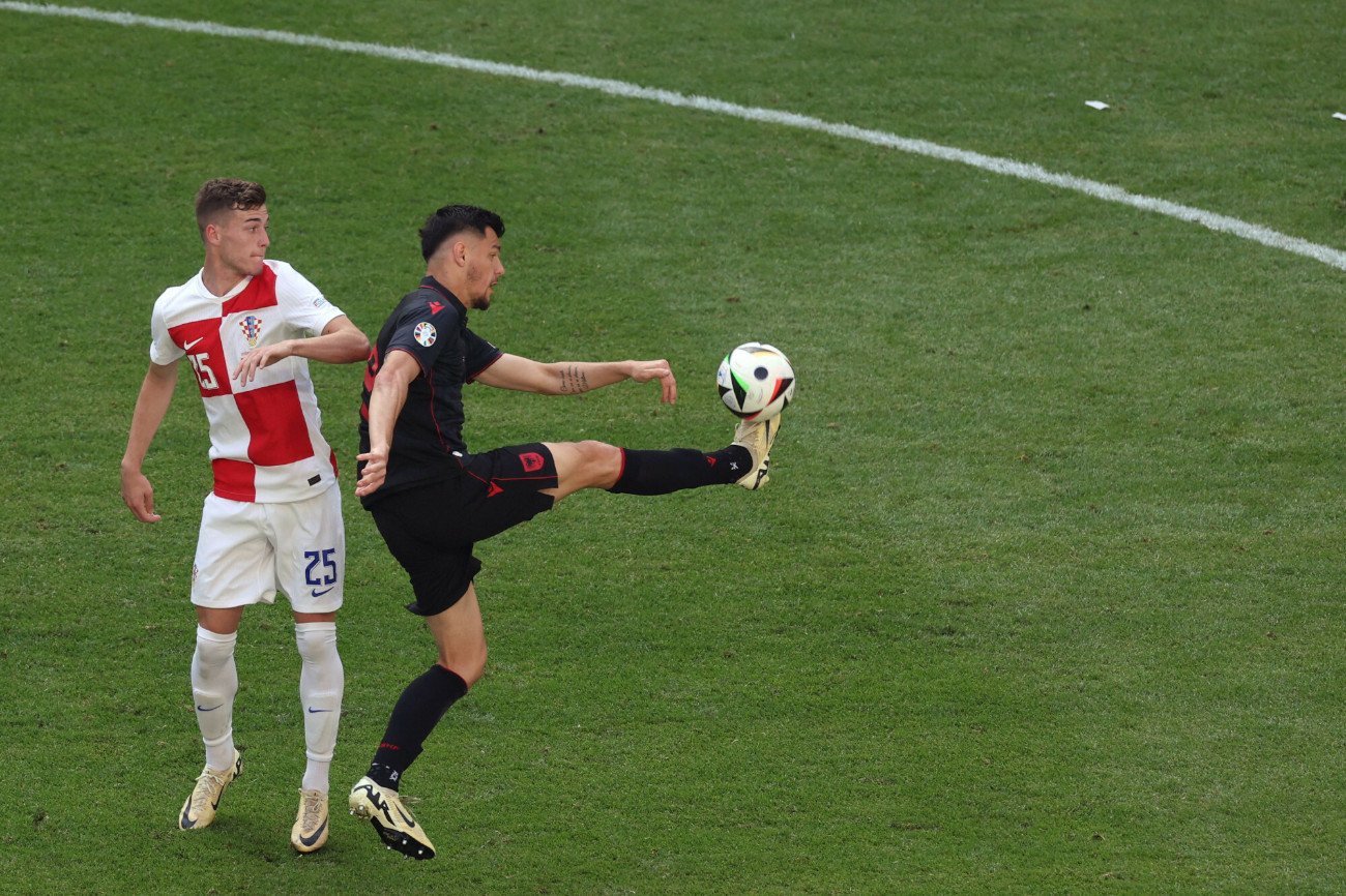 Albańczyk Mirlind Daku (z piłką) na pewno nie zagra w kolejnym meczu na Euro 2024, został ukarany za obraźliwe przyśpiewki