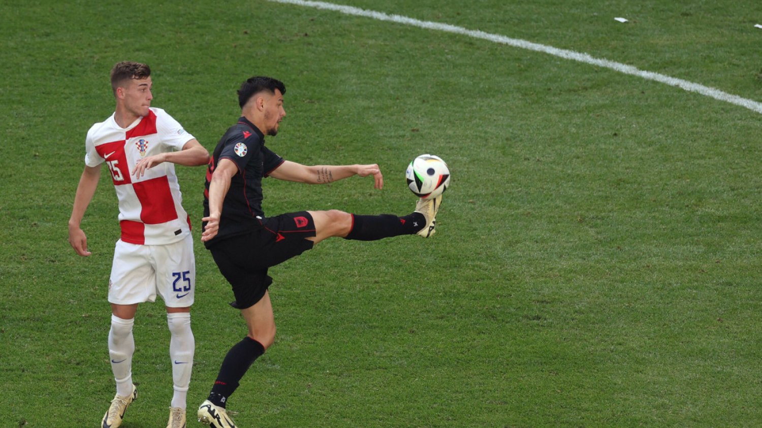 Albańczyk Mirlind Daku (z piłką) na pewno nie zagra w kolejnym meczu na Euro 2024, został ukarany za obraźliwe przyśpiewki
