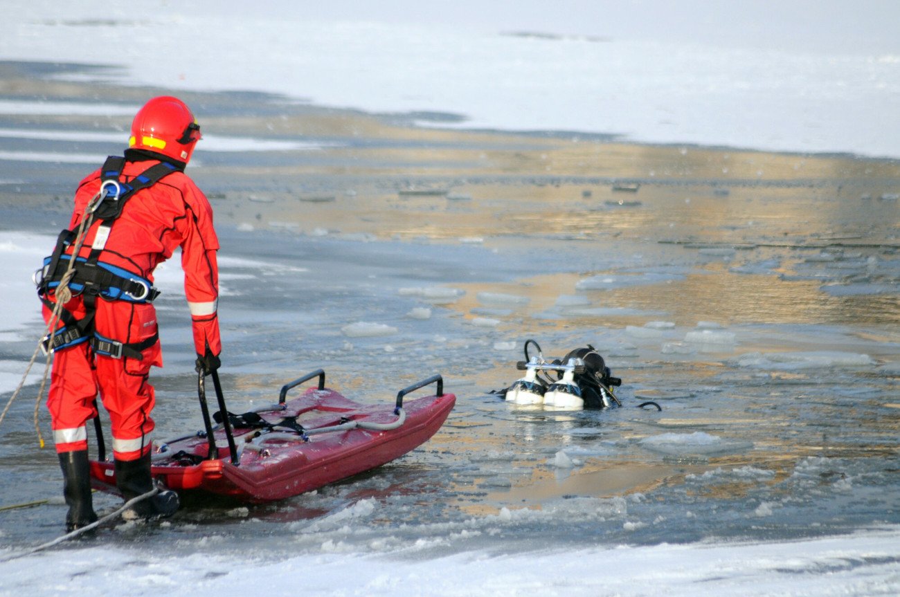 Mężczyzna chciał skrócić sobie drogę. Załamał się pod nim lód. Zdjęcie ilustracyjne.
