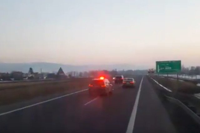 Rządowa kolumna pędzi w stronę Żywca.