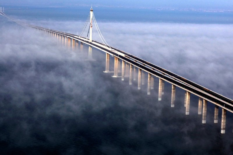 Najdłuższy most na świecie znajduje się w Chinach. Ma 42 km długości