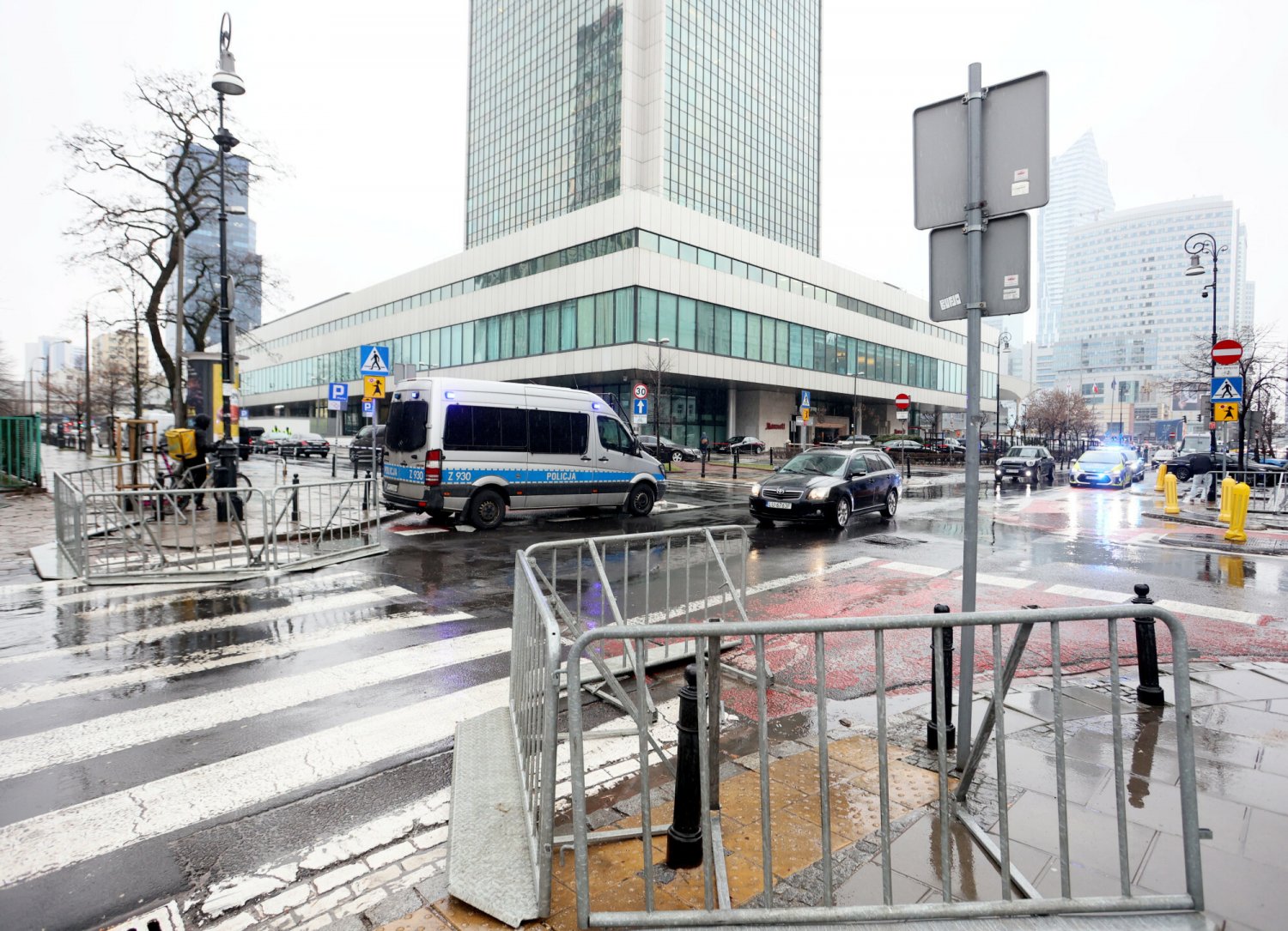 W Warszawie już stanęły barierki przed przyjazdem prezydenta Joe Bidena.