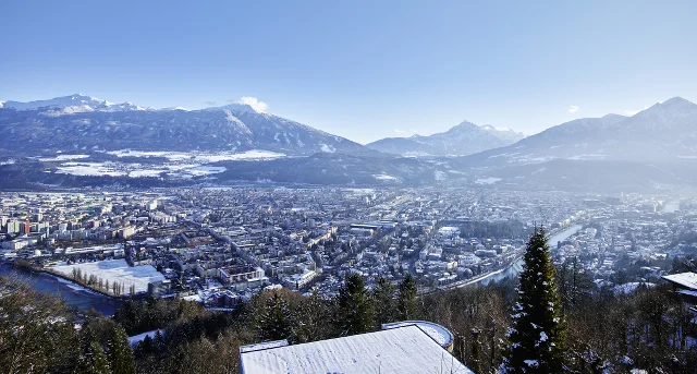 Jeśli na narciarską bazę wybraliśmy Innsbruck lub inny austriacki zimowy kurort upewnijmy się, że nasz samochód jest wyposażony w zimowe opony i łańcuchy