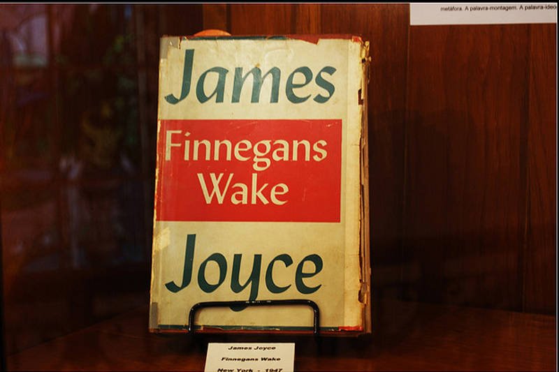 W ostatnich dniach w Polsce ukazało się tłumaczenie powieści "Finnegans Wake" James'a Joyce'a autorstwa Krzysztofa Bartnickiego