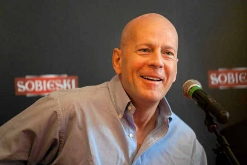 Bruce Willis nie miał założonej na sobie maseczki ochronnej.