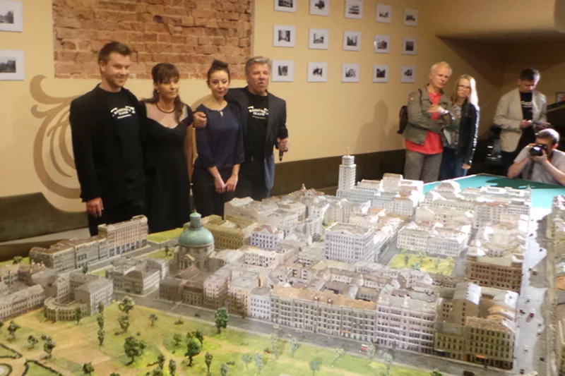 Twórcy makiety z szefami Teatru Kamienica