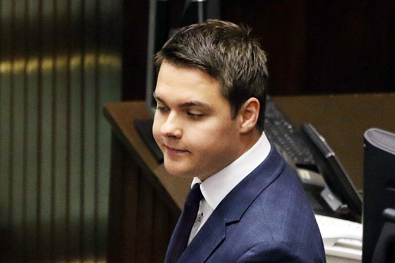 Łukasz Rzepecki chyba nie musi obawiać się o dalszą karierę polityczną. Miał dostać ciekawą ofertę od trzeciej największej partii w Sejmie.