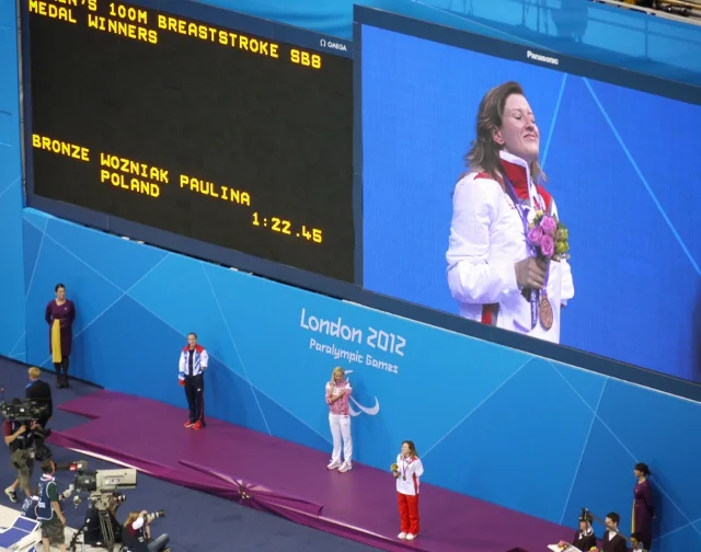 Paulina Woźniak podczas ceremonii medalowej - tak właśnie pachnie bycie medalistą paraolimpijskim!