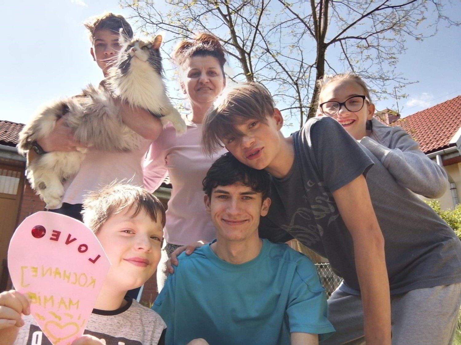 Mama SOS Wiola z dziećmi :)
Miłość, troska i bezpieczeństwo, to bezcenne jakości, których nie powinno zabraknąć w życiu każdego dziecka. Dlatego z całego serca Stowarzyszenie dziękuje wszystkim rodzinom zastępczym ❤