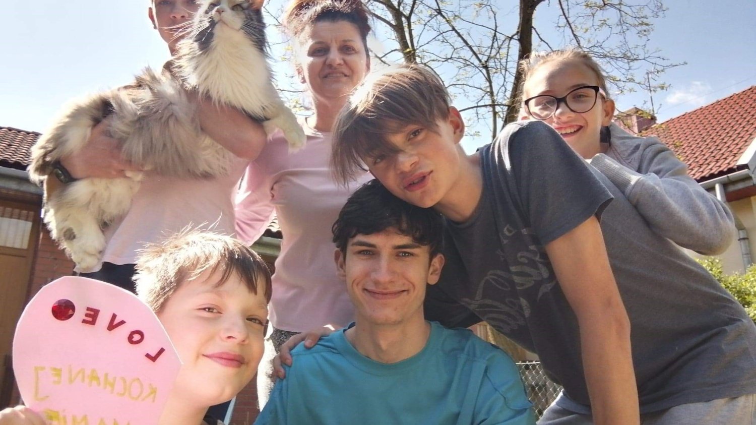 Mama SOS Wiola z dziećmi :) 
Miłość, troska i bezpieczeństwo, to bezcenne jakości, których nie powinno zabraknąć w życiu każdego dziecka. Dlatego z całego serca Stowarzyszenie dziękuje wszystkim rodzinom zastępczym ❤