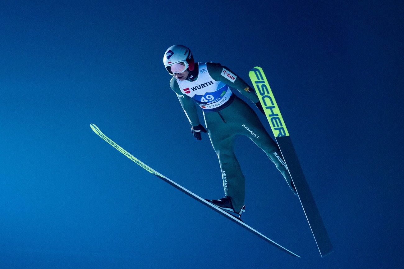 Kamil Stoch potwierdził dobrą formę w pierwszej serii piątkowego konkursu na normalnej skoczni w Planicy.