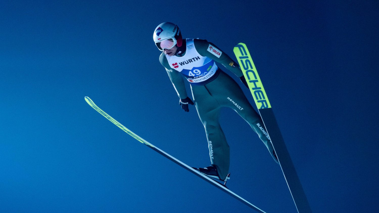 Kamil Stoch potwierdził dobrą formę w pierwszej serii piątkowego konkursu na normalnej skoczni w Planicy.