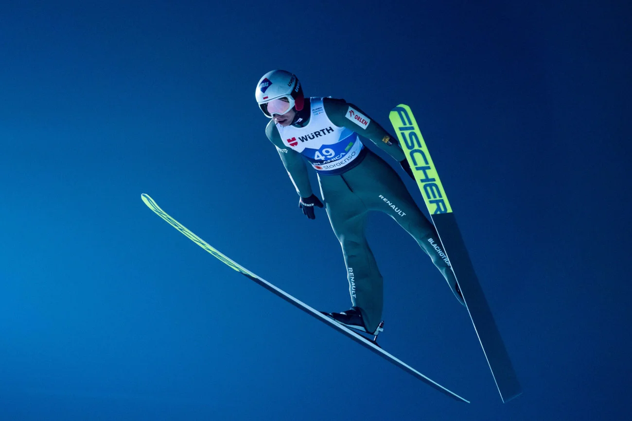 Kamil Stoch potwierdził dobrą formę w pierwszej serii piątkowego konkursu na normalnej skoczni w Planicy.