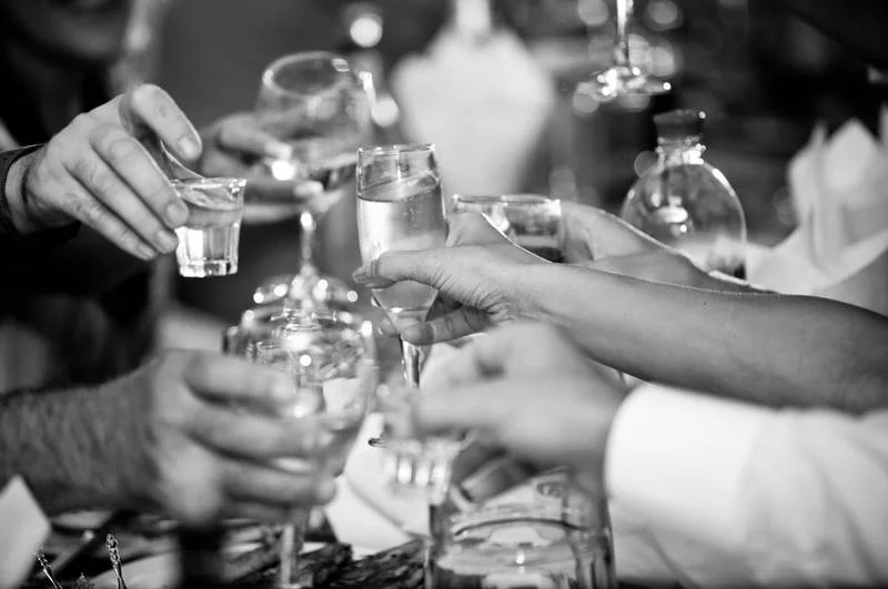 A teraz, idziemy na jednego...Warto wybrać alkohol, który tego wieczoru planujemy pić i nie mieszać trunków o różnych stężeniach