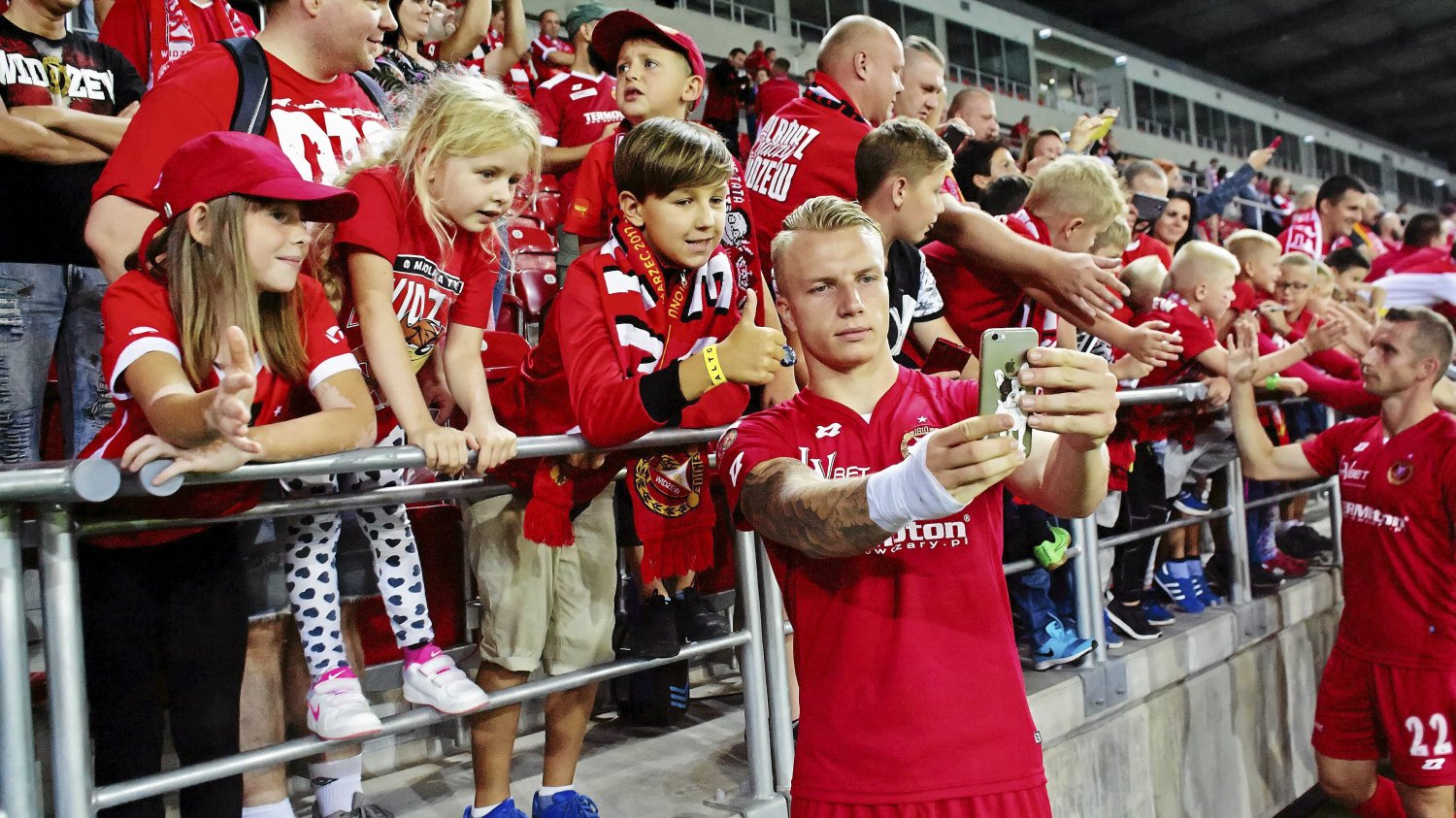 Na mecze Widzewa przychodzą nawet kilkuletnie dzieci. Zdjęcie jak z zagranicznego stadionu.