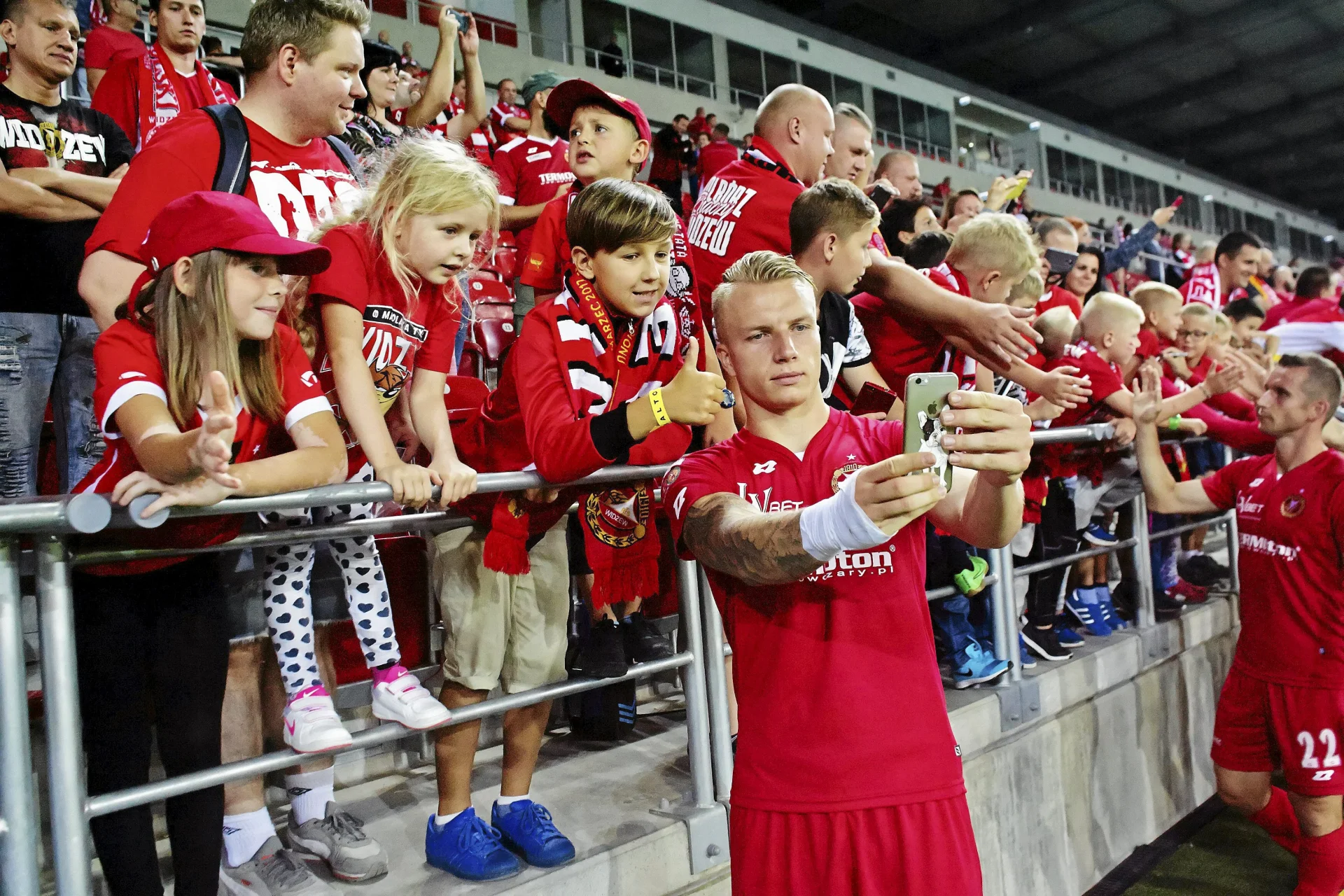 Na mecze Widzewa przychodzą nawet kilkuletnie dzieci. Zdjęcie jak z zagranicznego stadionu.