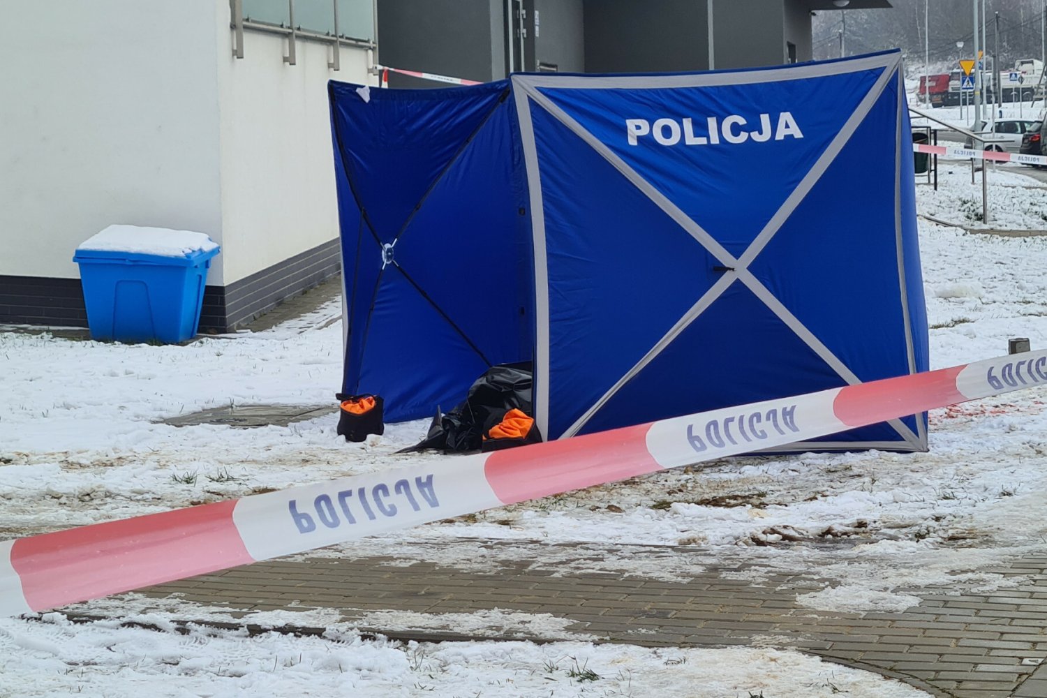 Policjanci z Giżycka w nocy zostali powiadomieni o agresywnym mężczyźnie, który dobijał się do drzwi jednego z mieszkań w Wydminach. Jeden z funkcjonariuszy musiał użyć broni.