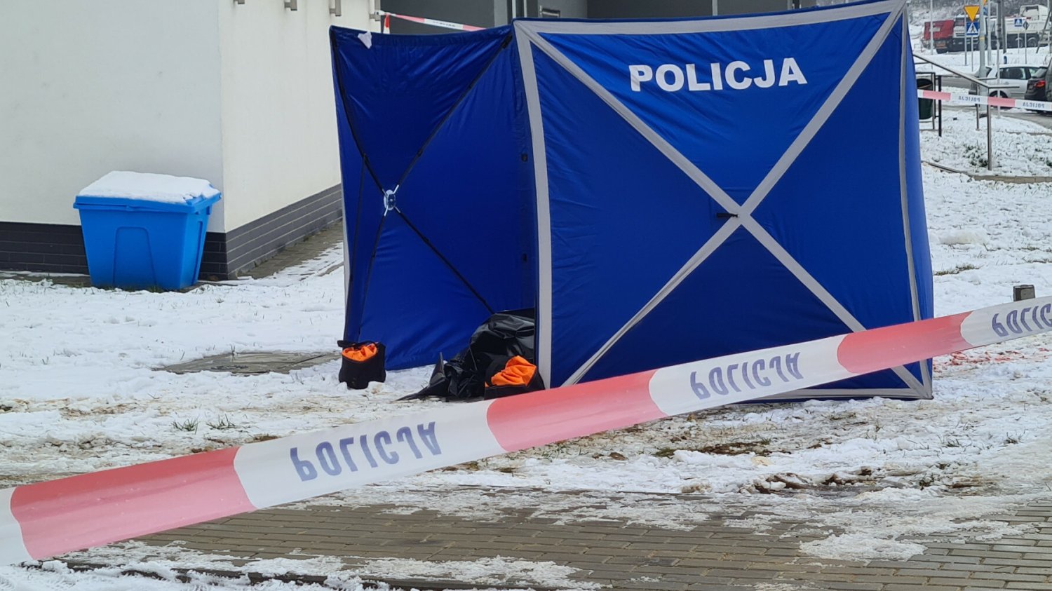 Policjanci z Giżycka w nocy zostali powiadomieni o agresywnym mężczyźnie, który dobijał się do drzwi jednego z mieszkań w Wydminach. Jeden z funkcjonariuszy musiał użyć broni.