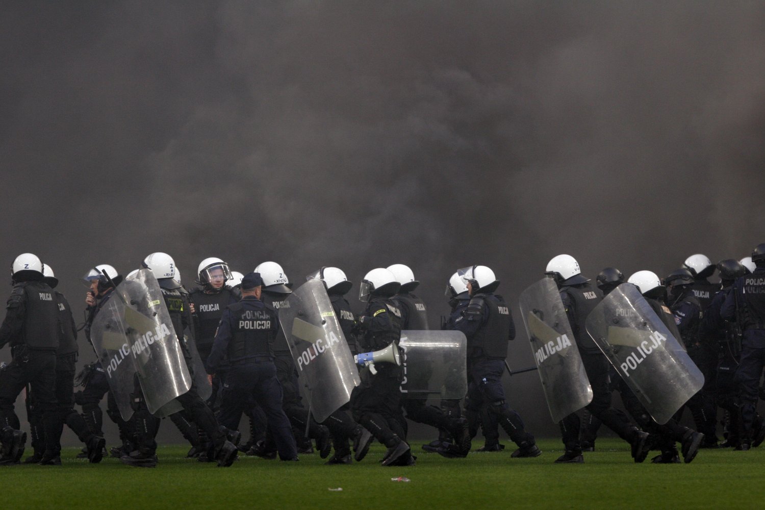 Kibice Lecha Poznań niezadowoleni z postawy swoich piłkarzy zaczęli rzucać na murawę race.