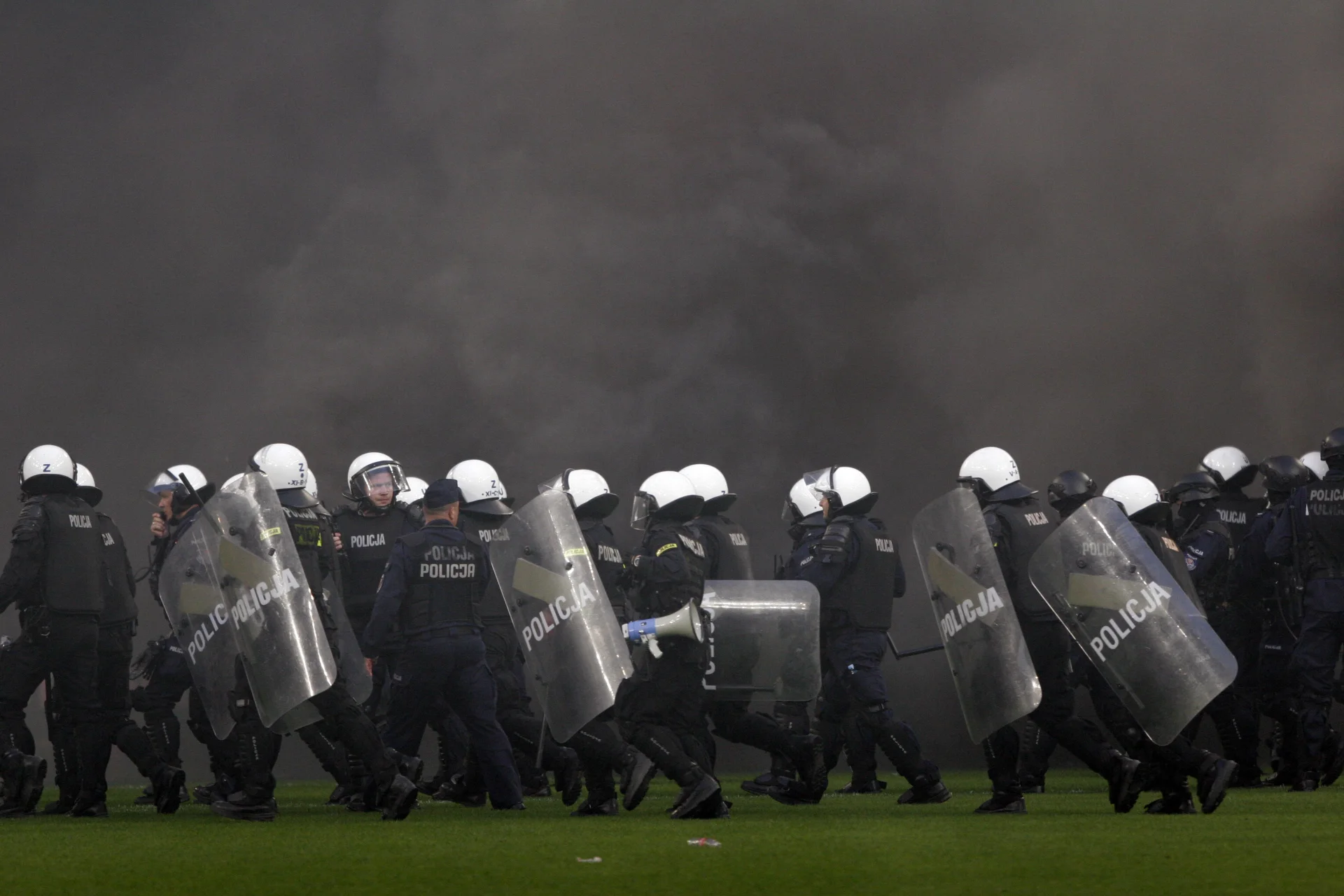 Kibice Lecha Poznań niezadowoleni z postawy swoich piłkarzy zaczęli rzucać na murawę race.