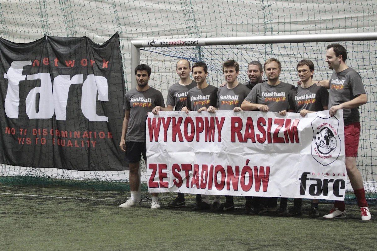 Stowarzyszenie 'NIGDY WIĘCEJ' jest współzałożycielem sieci Futbol Przeciwko Rasizmowi w Europie (FARE).