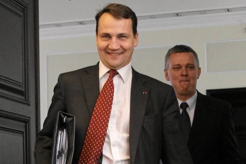 Radosław Sikorski i Tomasz Siemoniak podczas posiedzenia rządu.