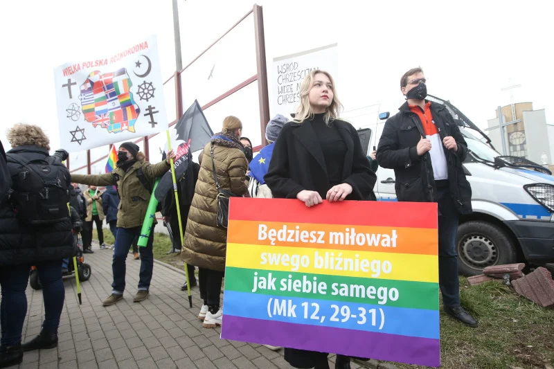 W Warszawie odbył się protest przeciwko homofobicznym wypowiedziom abpa Jędraszewskiego.