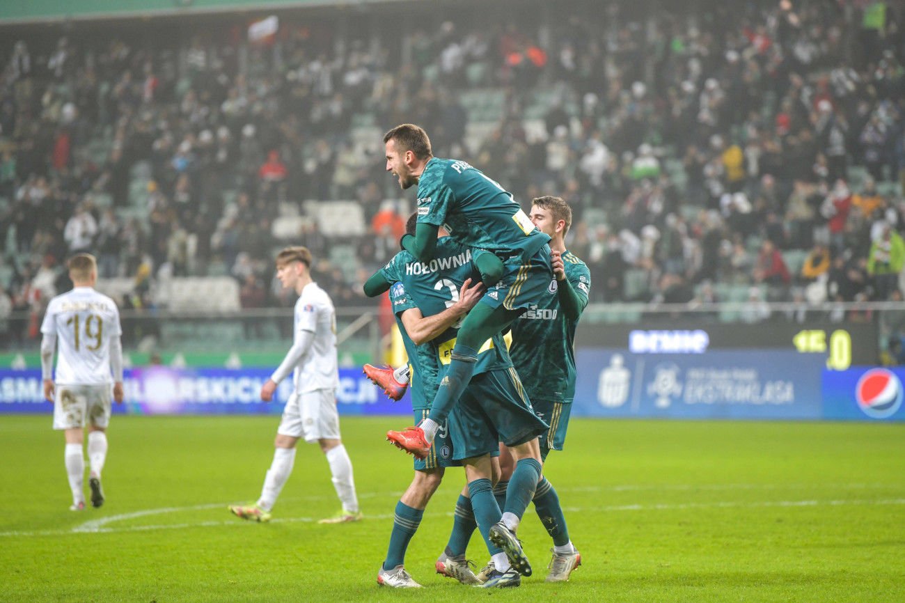 Legia Warszawa rozbiła w środę 4:0 (2:0) Zagłębie Lubin. To był pożegnalny mecz Dariusza Żurawia w roli trenera przegranych.
