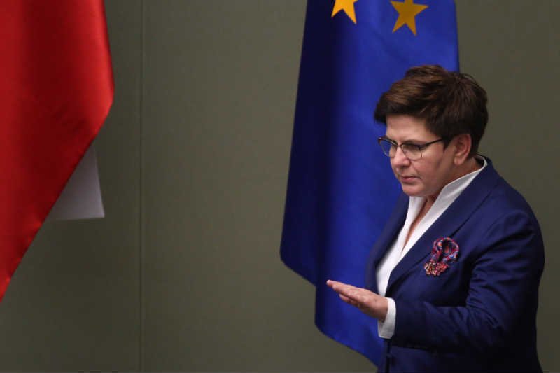 PiS wycofuje się z kontrowersyjnego pomysłu podwyżek dla rządzących, w tym dla premier Beaty Szydło.