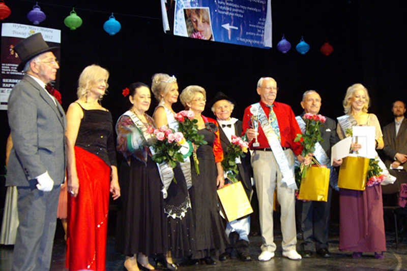 W Poznaniu odbyły się piąte Wybory Miss i Mistera Trzeciej Młodości. Na zdjęciu (od lewej) m.in.: Mister 2011 Stanisław Sobczak, Miss 2011 Emilia Landskowska, II Vice Miss 2012 Romana Raba i Miss 2012 Jagoda Jarzyna.